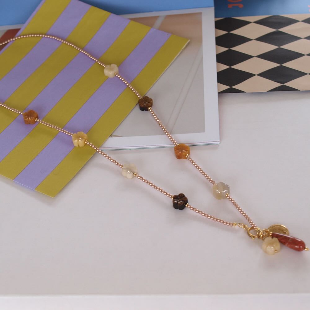 widaro lange ketting black flower stones