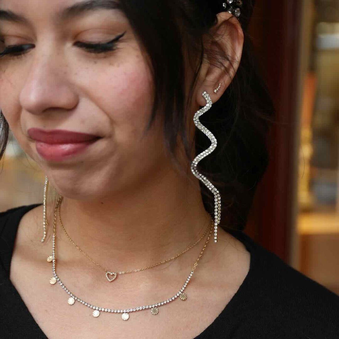 Ellen Beekmans oorbellen lange snake met strass