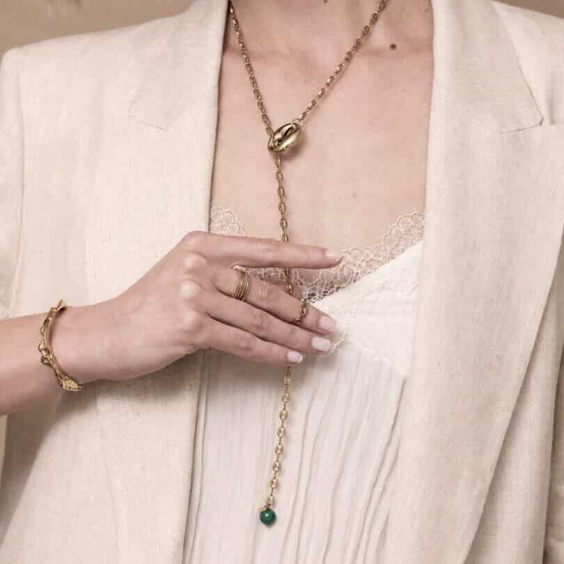 Ellen Beekmans doorhaalketting met ovale opengewerkte schakels en gemstone