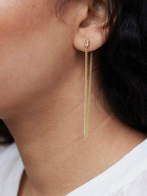 Ellen Beekmans oorbellen behind the ear