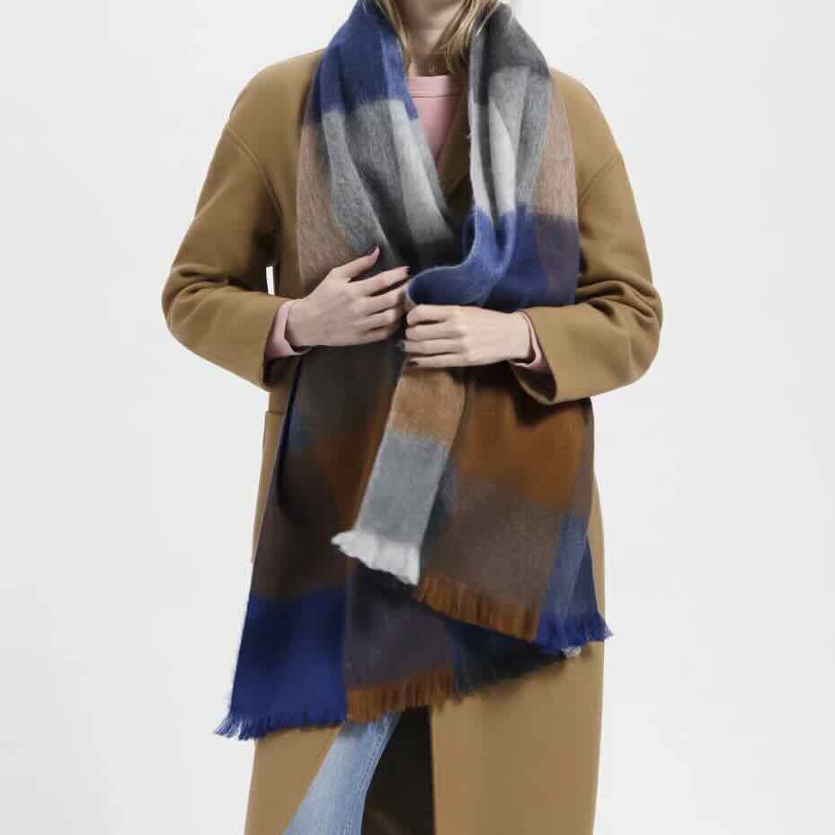 alpaca loca sjaal blocked cobalt blue, camel en naturels