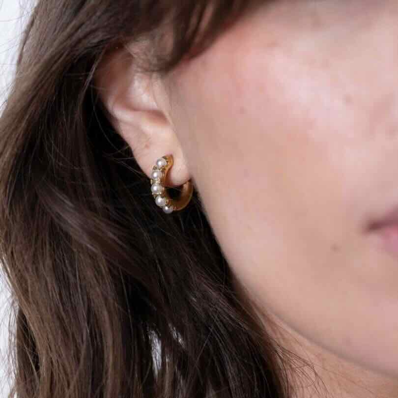ellen beekmans oorbellen met parels