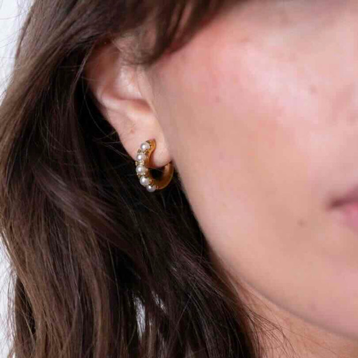 ellen beekmans oorbellen met parels