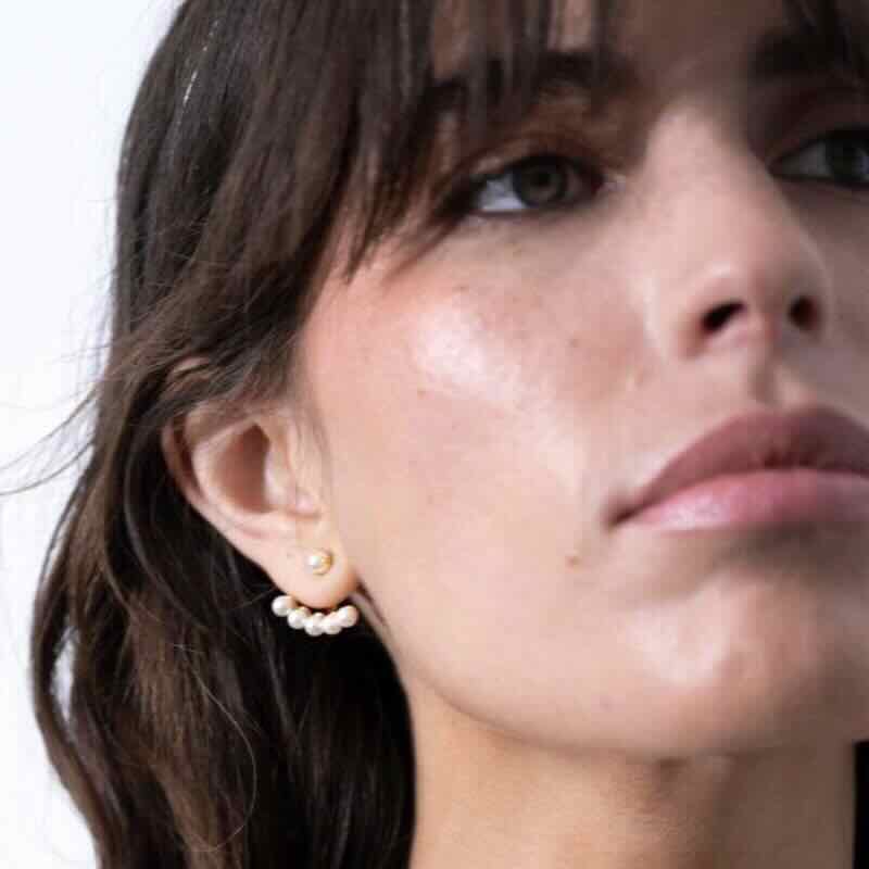 Ellen Beekmans oorstekers met pareltjes behind the ear