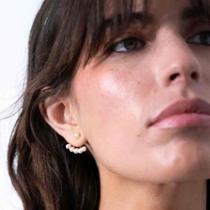 Ellen Beekmans oorstekers met pareltjes behind the ear