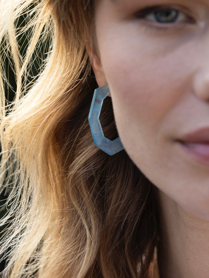 Ellen Beekmans oorbellen gelakte hars turquoise