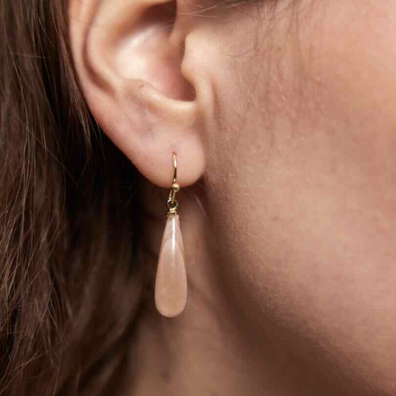 Ellen Beekmans oorbellen gemstone pegel warm roze