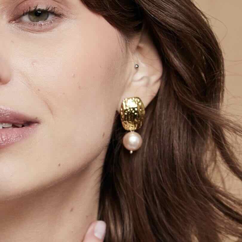 Ellen Beekmans oorbellen met grote parels