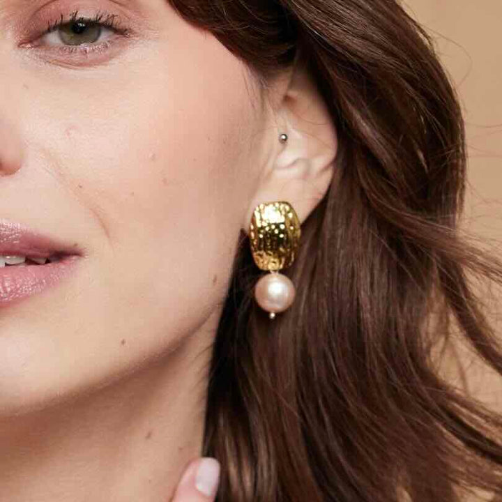 Ellen Beekmans oorbellen met grote parels