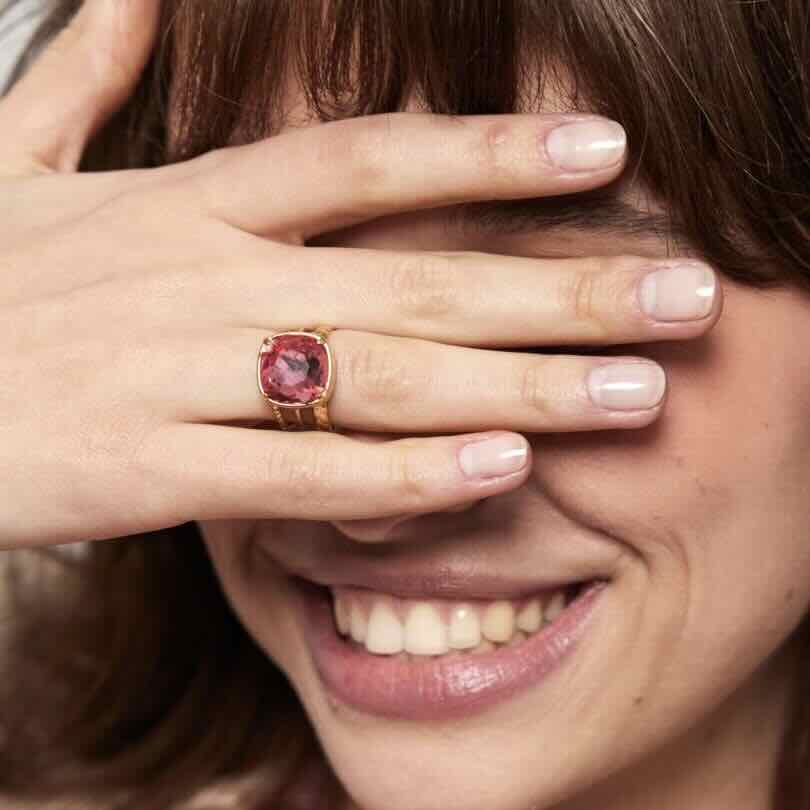 Ellen Beekmans ring met vierkante steen roze