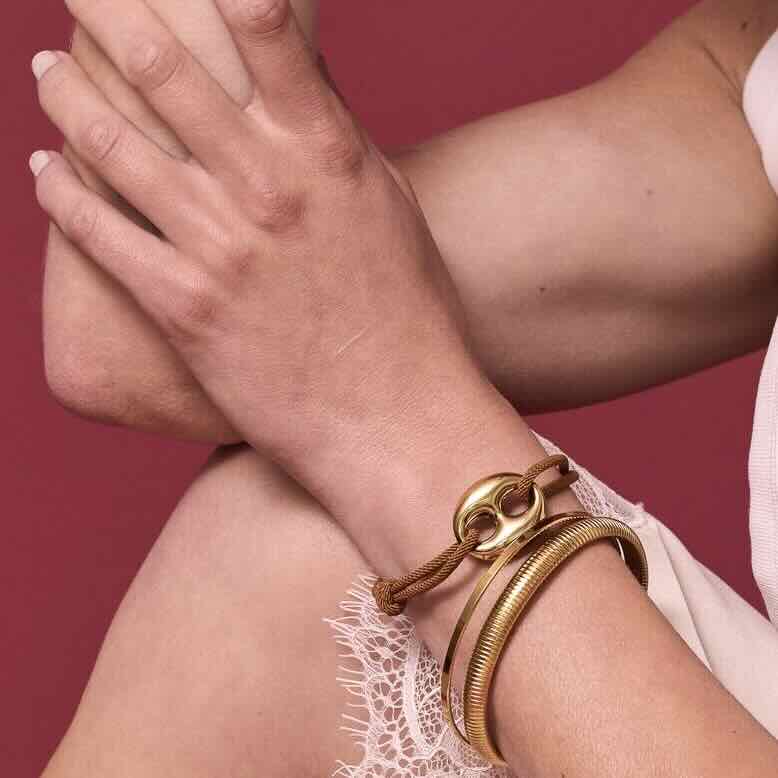 Ellen Beekmans armband opengewerkte bedel camel