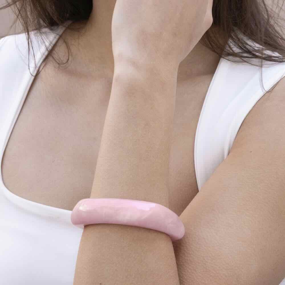 Ellen Beekmans armband organische bangle roze