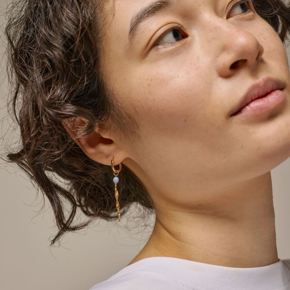 enamel oorbellen hoops mona light blue