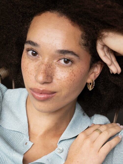 Ellen Beekmans oorbellen golden sun met strass