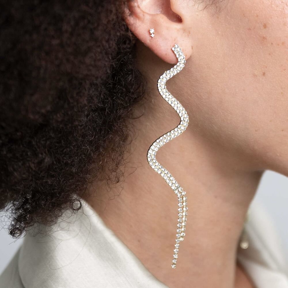 Ellen Beekmans oorbellen lange snake met strass