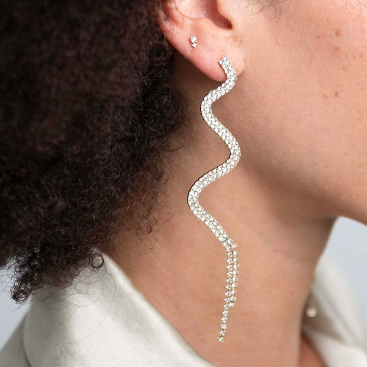 Ellen Beekmans oorbellen lange snake met strass