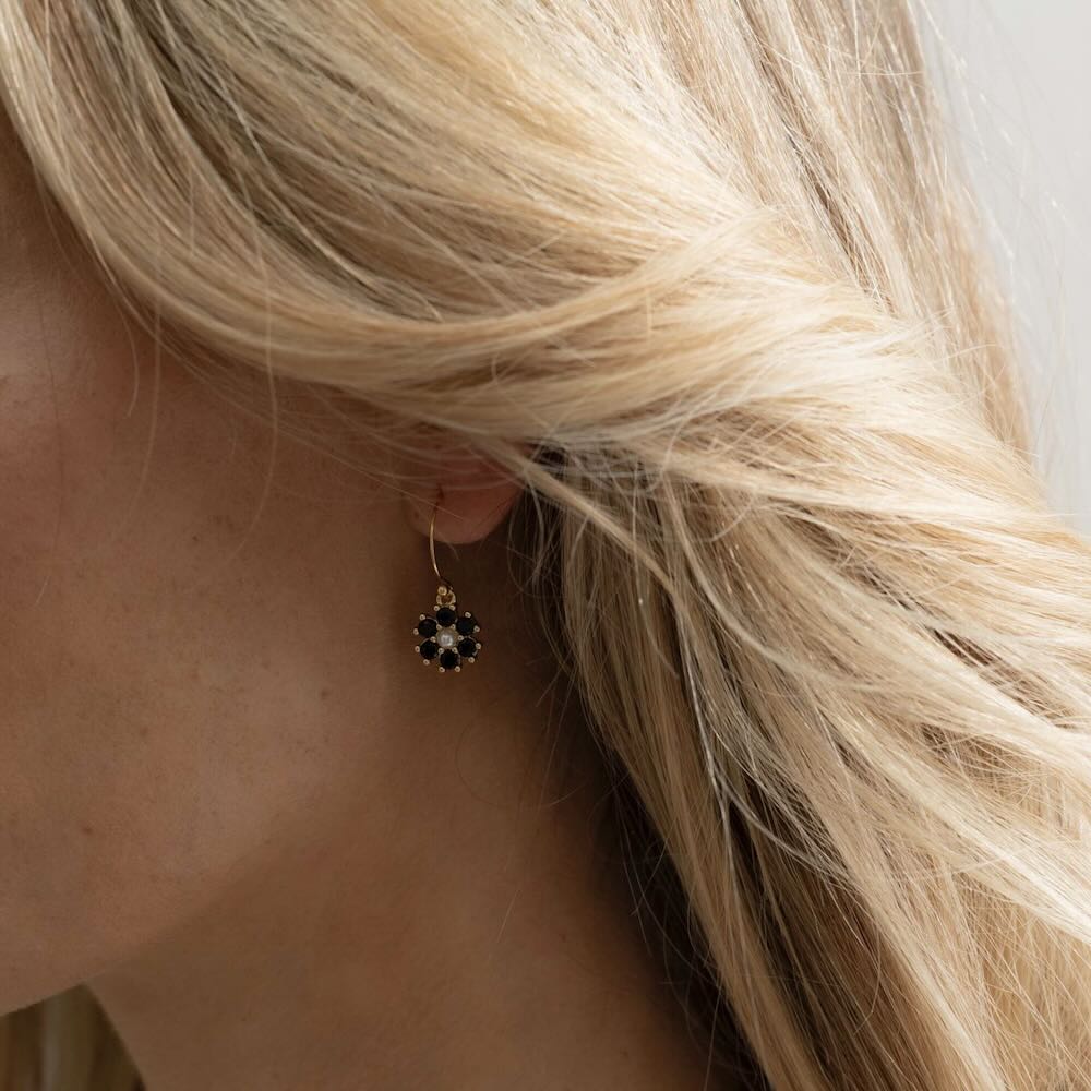 Ellen Beekmans oorbellen met pareltje en bloem