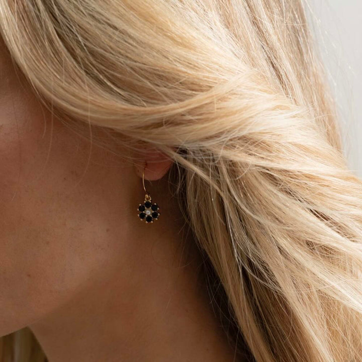 Ellen Beekmans oorbellen met pareltje en bloem