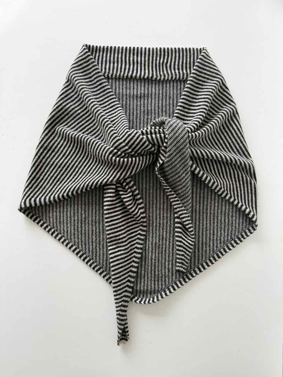 sjaalmania cosy chic triangle light sand/ solid black