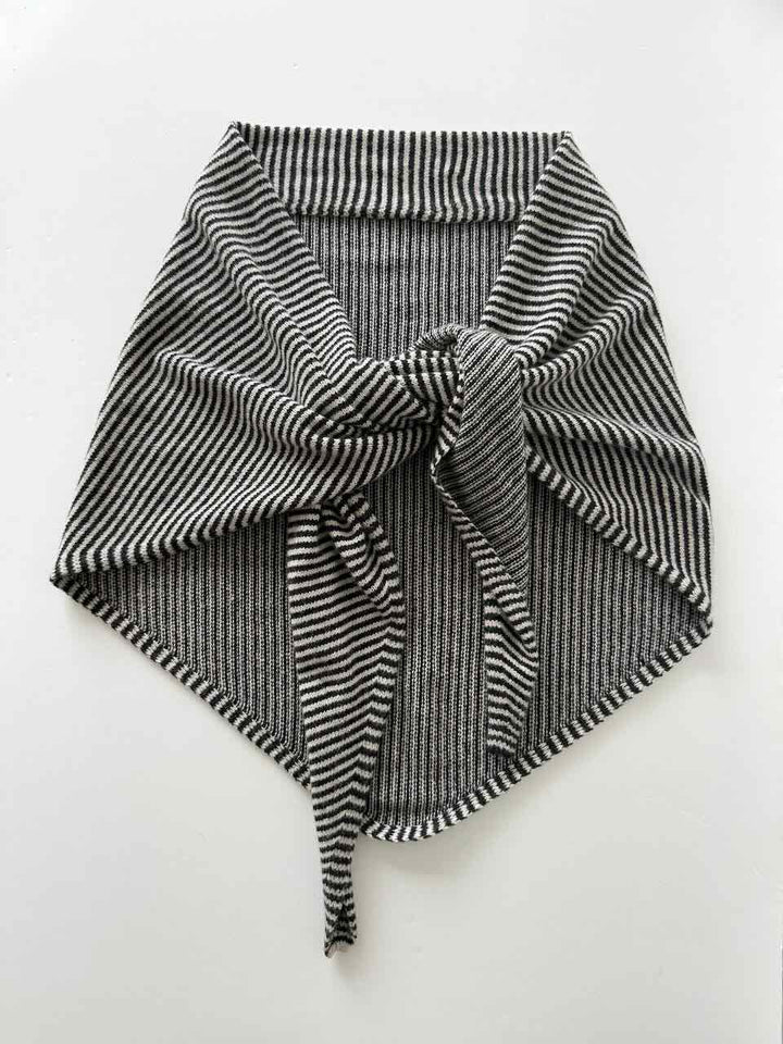 sjaalmania cosy chic triangle light sand/ solid black