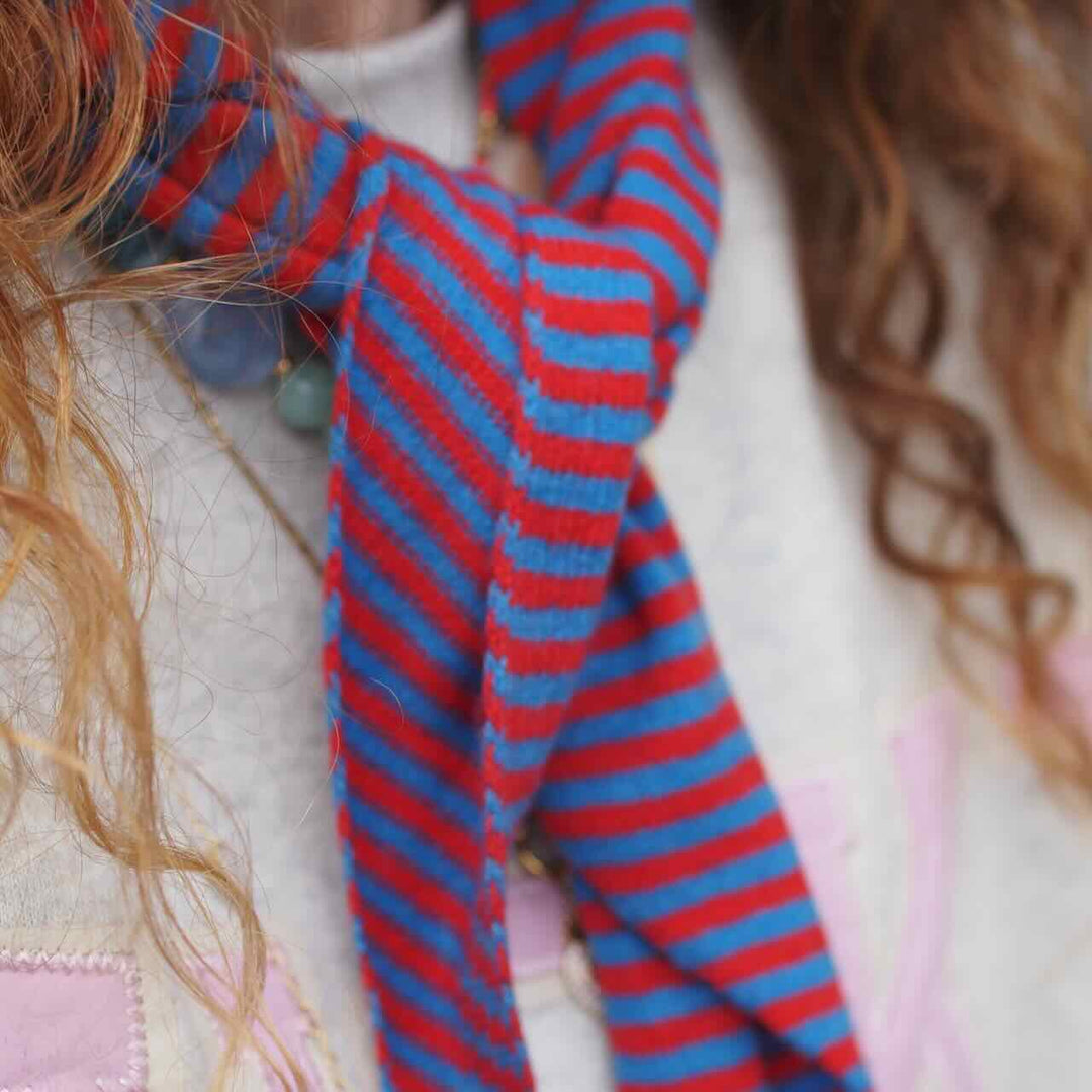 sjaalmania cosy triangle small azure/ruby