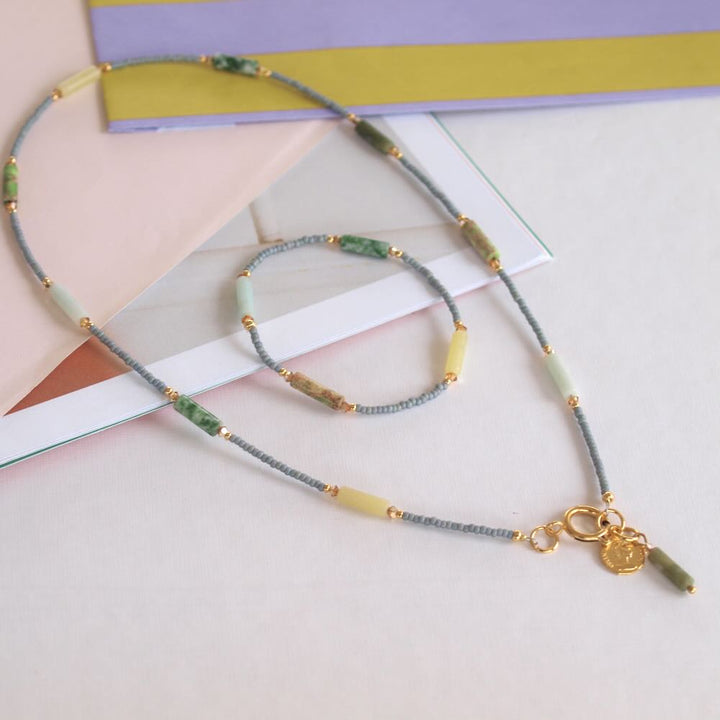 widaro halflange ketting green & stones