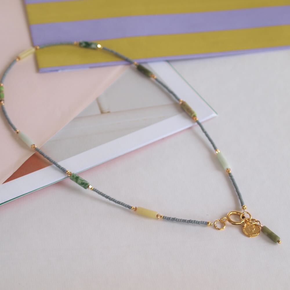 widaro halflange ketting green & stones