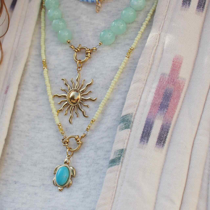 widaro lange ketting soft turquoise/yellow 60cm