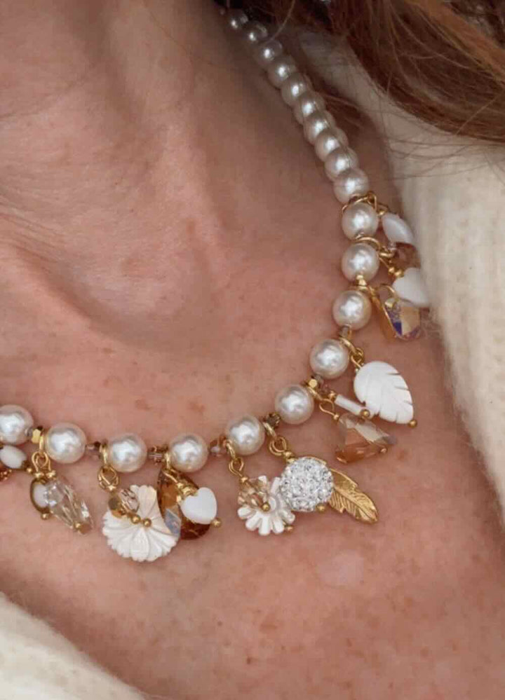 widaro ketting pearls and charms