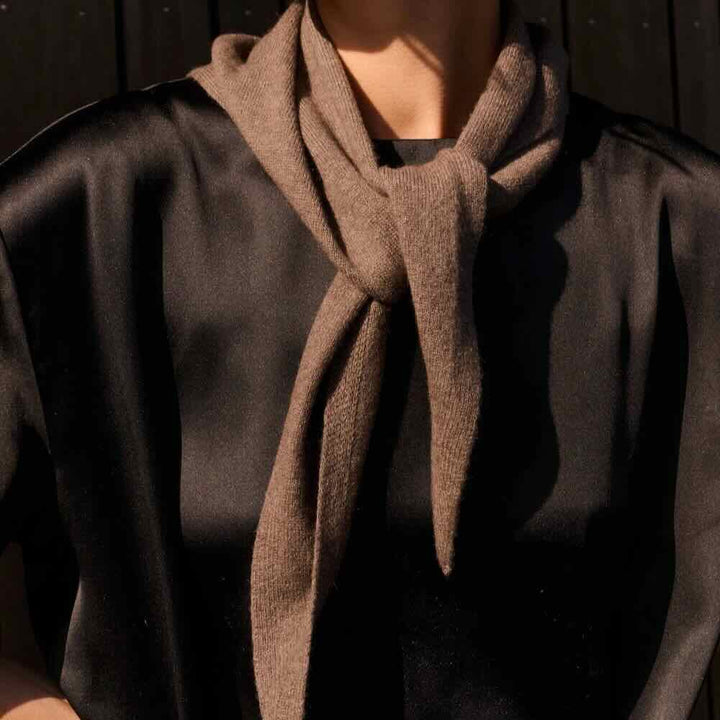 sjaalmania sjaal cosy triangle dark brown
