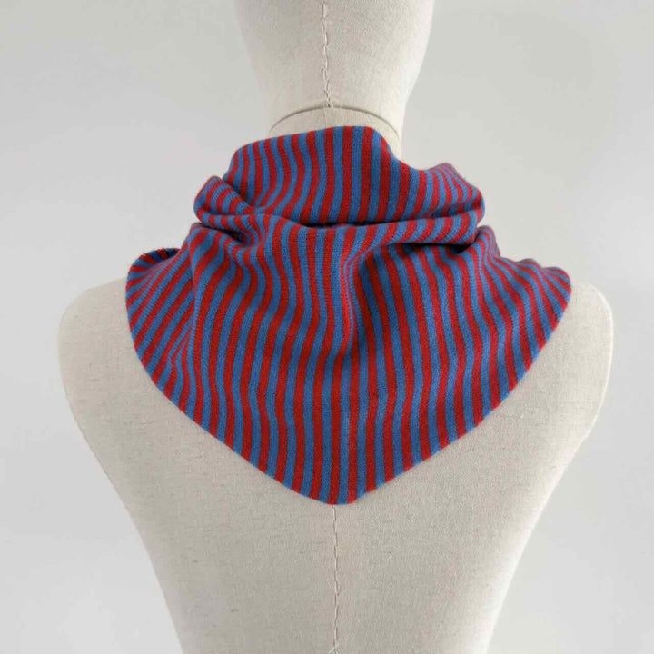 sjaalmania cosy triangle small azure/ruby