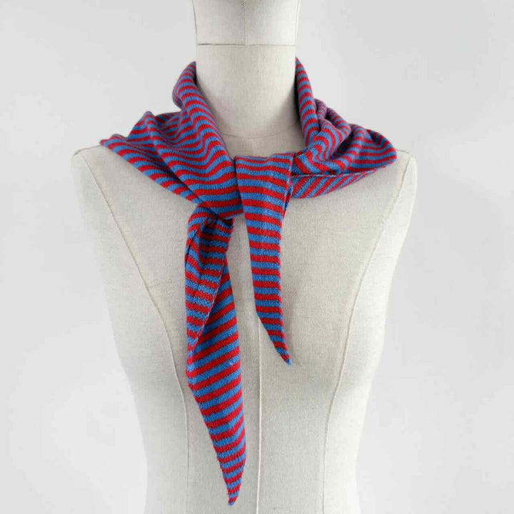 sjaalmania cosy triangle small azure/ruby