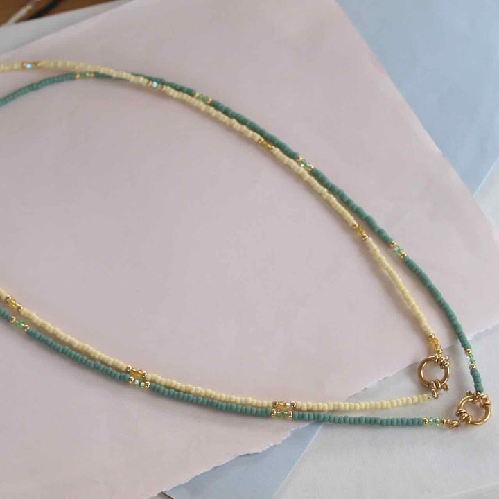 widaro lange ketting soft turquoise/yellow 60cm