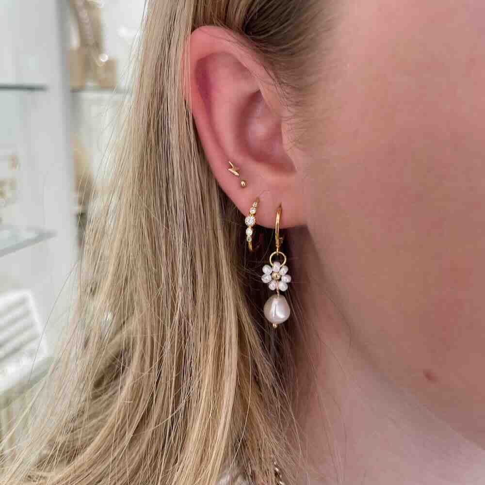 une a une creolen blanc