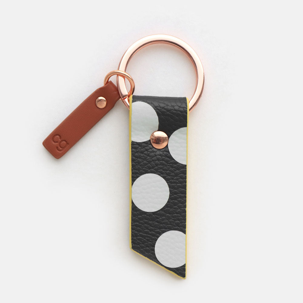 caroline gardner sleutelhanger black white dot tab