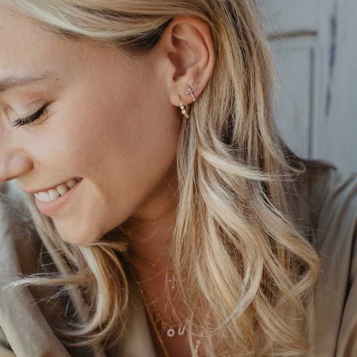 une a une creolen blanc